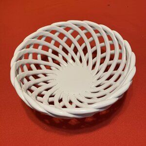 Pier 1 White Woven Ceramic Bread Basket Biscuit Bun Warmer 10" Diameter